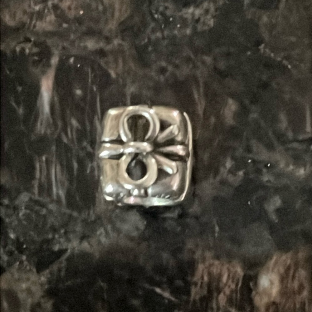 Pandora Gift Box Retired Charm
Has 925 ale stamp